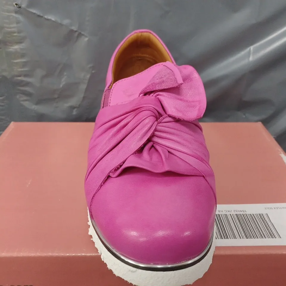 BOXED MODA IN PELLE ANETTE LEATHER BOW TWIST UPPER WITH FLEX SOLE TRAINERS IN FUSCHIA - SIZE 39