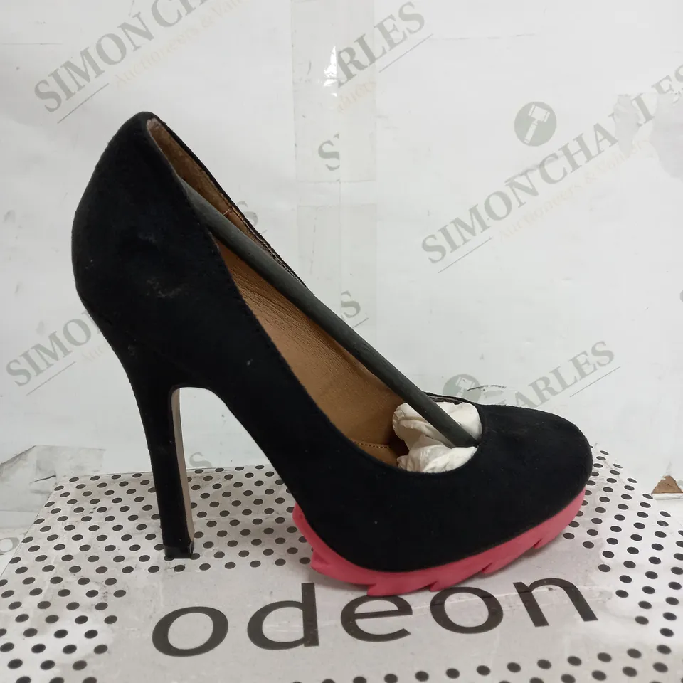 BOX OF 12 ASSORTED SHOES TO INCLUDE BROWN HEELS, BLACK HEELS ETC