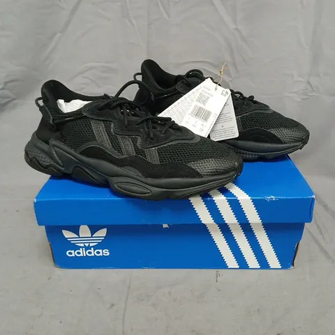 BOXED PAIR OF ADIDAS OZWEEGO SHOES IN BLACK SIZE UK 7