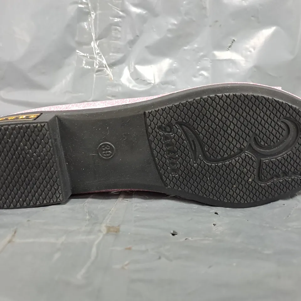 BOXED PAIR OF UNBRANDED SLIP-ON SHOES IN PINK GLITTER W. BOW AND JEWEL DETAIL SIZE EU 39