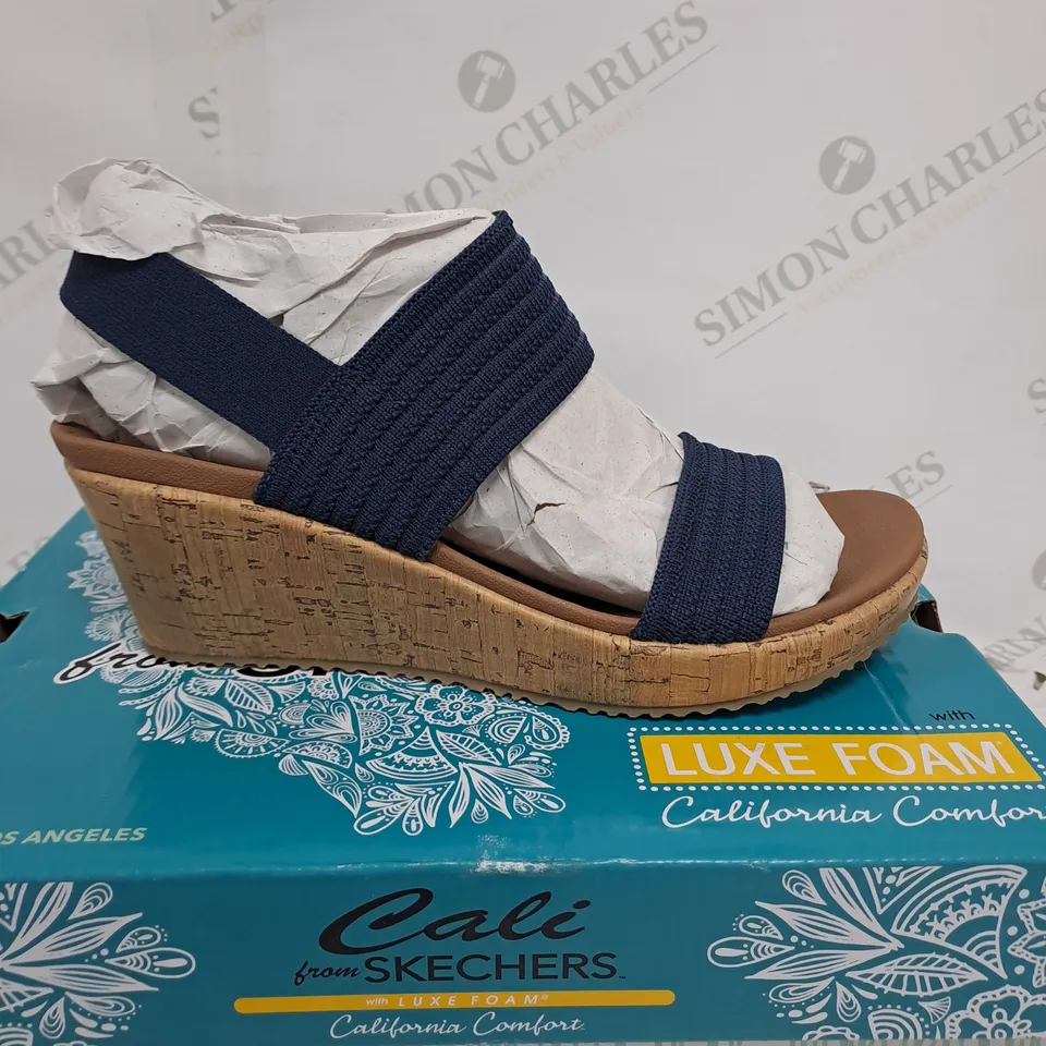 BOXED SKETCHERS BEVERLEE NAVY SANDALS SIZE 5