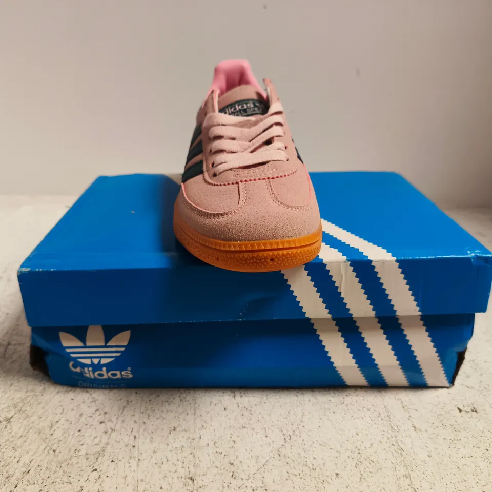 BOXED PAIR OF ADIDAS HANDBALL SPEZIAL TRAINERS IN DUSTY PINK/DUSTY NAVY SIZE UK 4.5