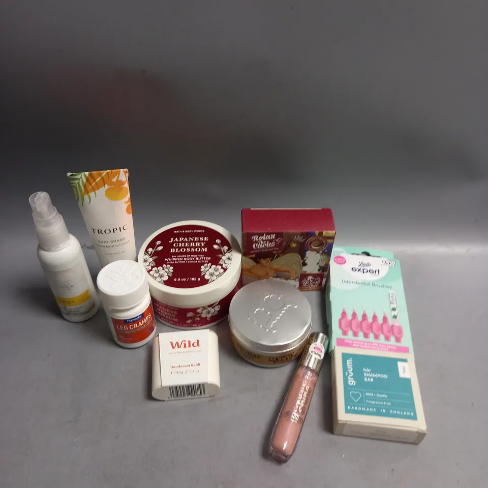 BOX OF APPROXIMATELY 20 COSMETIC ITEMS TO INCLUDE - BOOTS DENTAL CARE - TROPICS HAND CREAM - BED HEAD FOR MEN HAIR WAX - ETC 