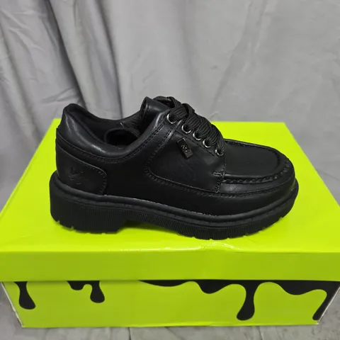 BOXED PAIR OF KOI KIDZ PLAYFUL TREK KIDZ LACE UP SHOES IN BLACK - UK 10