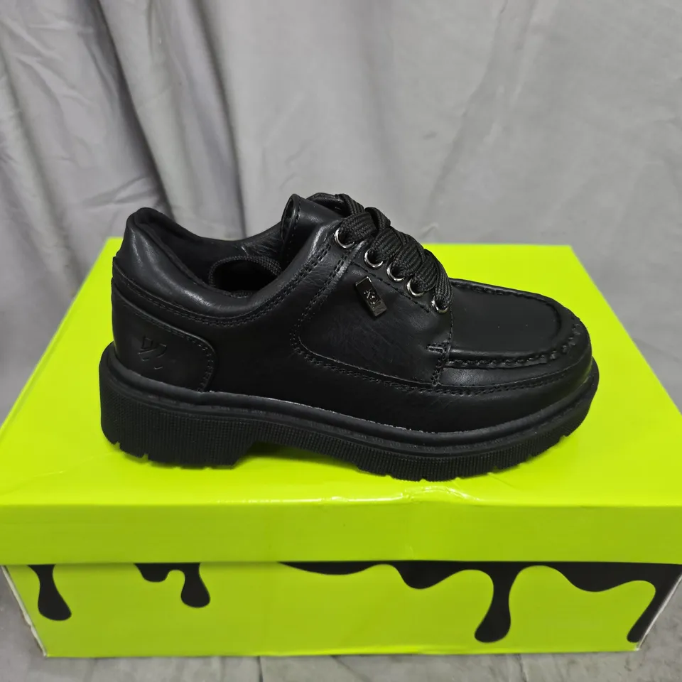 BOXED PAIR OF KOI KIDZ PLAYFUL TREK KIDZ LACE UP SHOES IN BLACK - UK 10