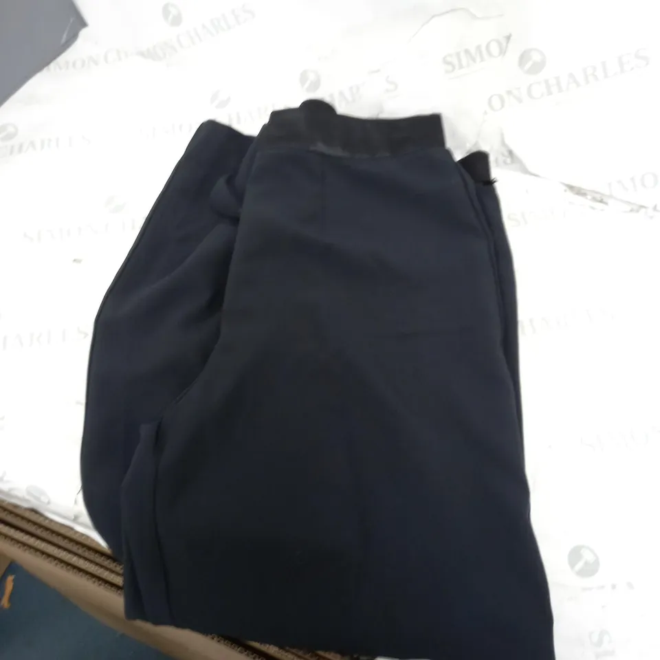 BOX OF ASSORTED WOMENS CLOTHING TO INCLUDE JEANS, TROUSERS, COATS ETC 