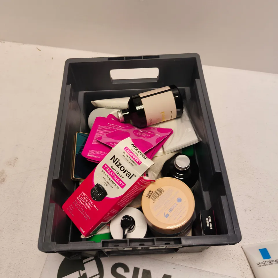 TOTE OF APPROXIMATELY 14 ASSORTED COSMETICS TO INCLUDE: LA ROCHE POSAY CREAM WASH
