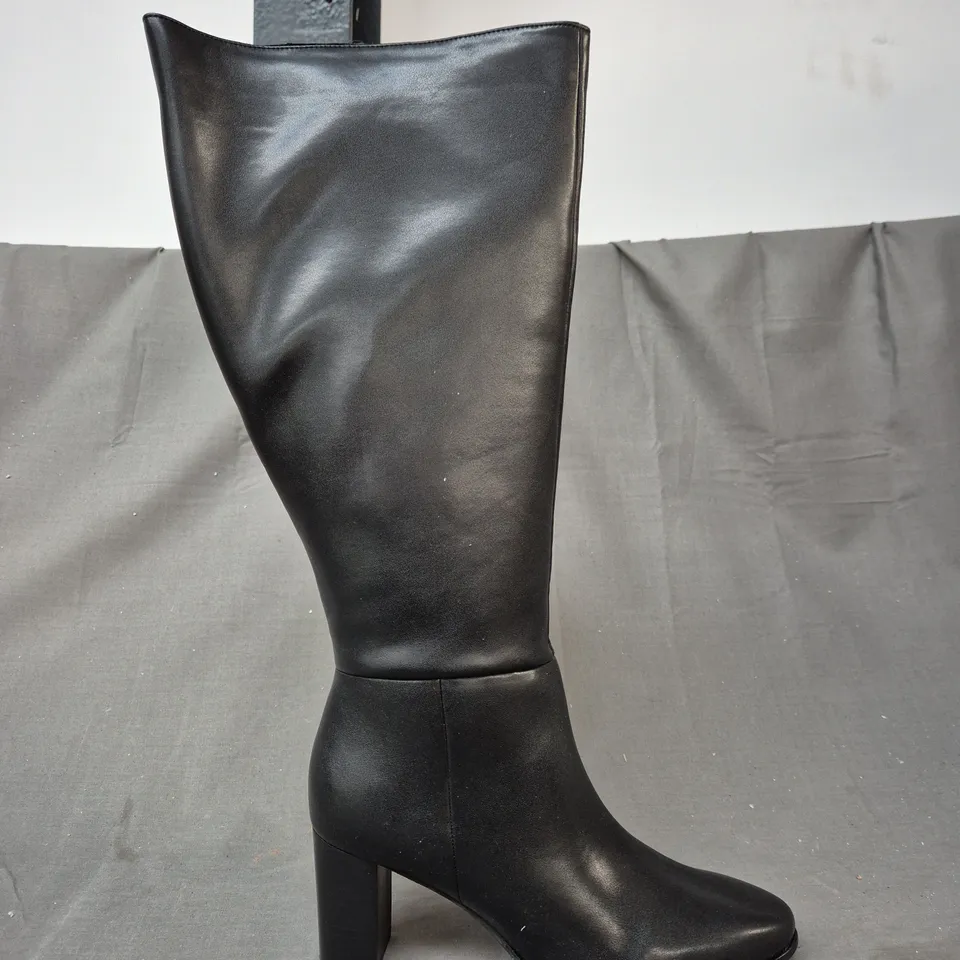 BOXED PAIR OF IN THE STYLE EXTRA WIDE BLOCK HEEL KNEE-HIGH BOOTS IN BLACK UK SIZE 6