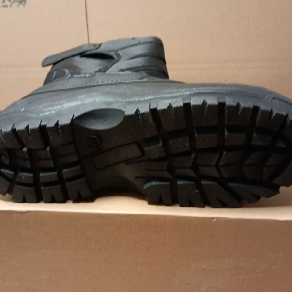 BOXED PAIR OF POLAR MENS MUCK NYLON BOOTS IN BLACK - UK 10