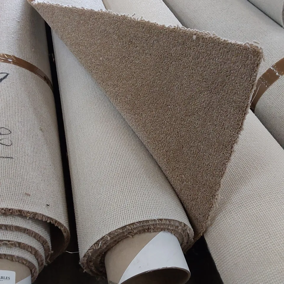 ROLL OF QUALITY DIMENSIONS DIM PLAINS CARPET // SIZE: APPROX. 4 X 1.88m