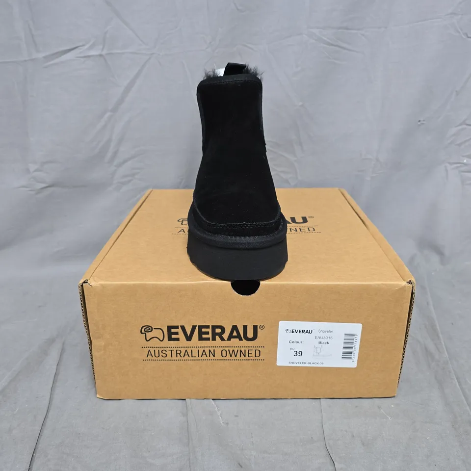 BOXED PAIR OF EVERAU PLATFORM ANKLE BOOTS IN BLACK SIZE UK 6
