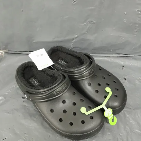 PAIR OF CROCS CLASSIC LINED CLOGS - 9-10