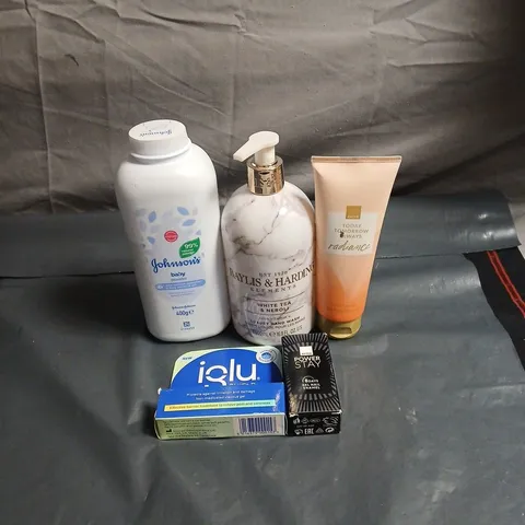 APPROXIMATELY 15 ASSORTED COSMETIC ITEMS TO INCLUDE BABY POWDER, BAYLIS AND HARDING HANDWASH, IGLU SHIELD, AVON POWER STAY, AVON BODY CREAM ETC