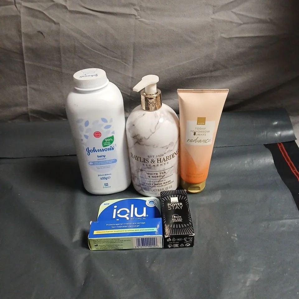 APPROXIMATELY 15 ASSORTED COSMETIC ITEMS TO INCLUDE BABY POWDER, BAYLIS AND HARDING HANDWASH, IGLU SHIELD, AVON POWER STAY, AVON BODY CREAM ETC