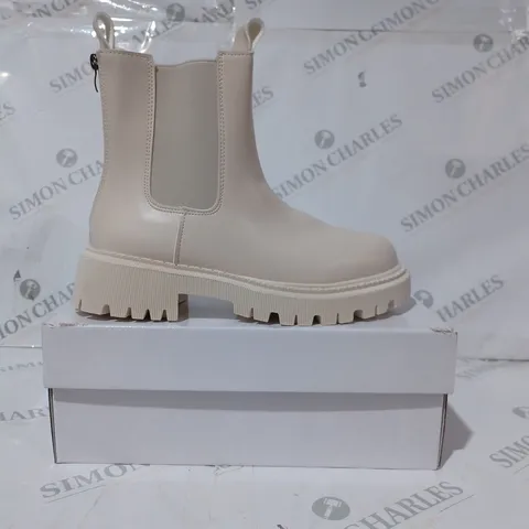 BOXED PAIR OF DESIGNER CHELSEA ANKLE BOOTS IN CREAM EU SIZE 39