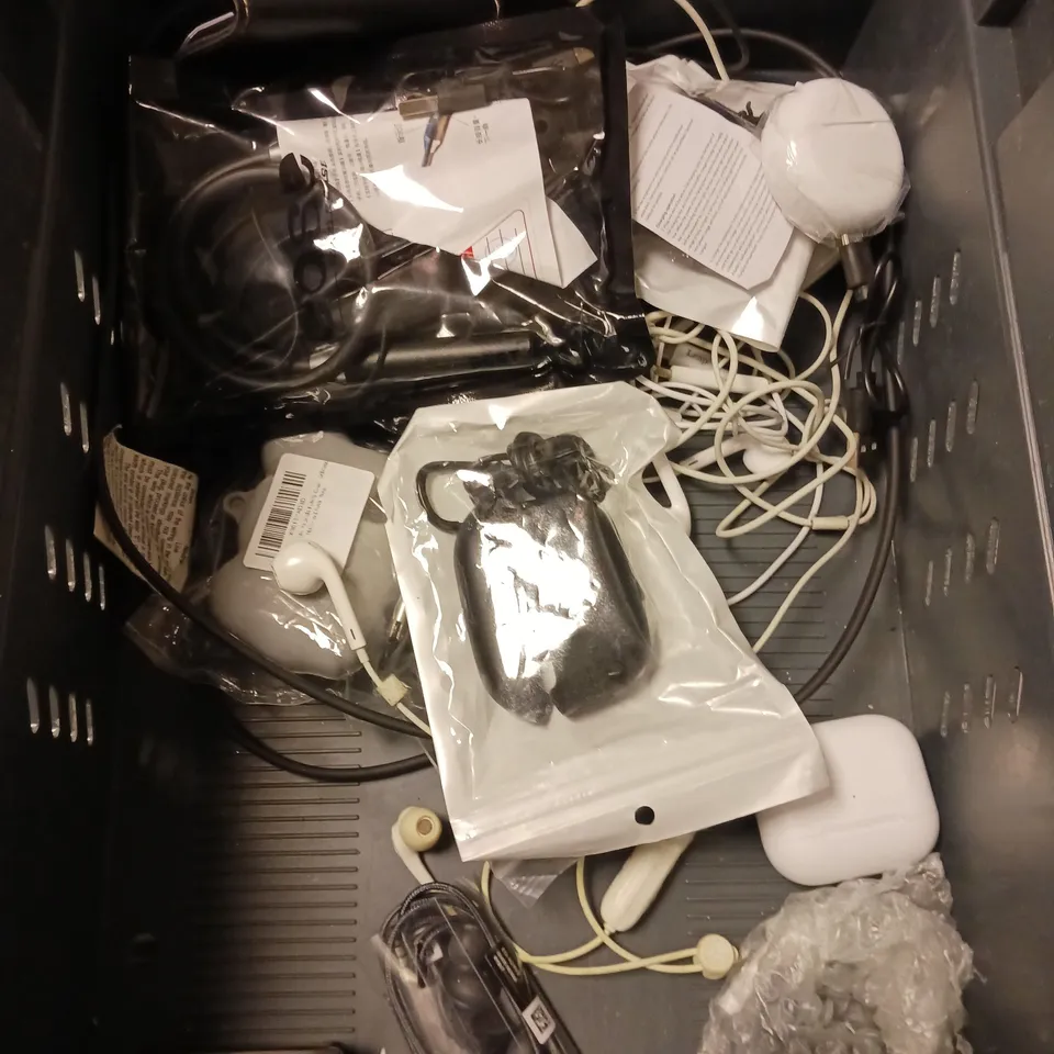 APPROXIMATELY 15 ASSORTED ELECTRICAL PRODUCTS TO INCLUDE CHARGING CASE, HEADSET, WIRED EARPHONES ETC  