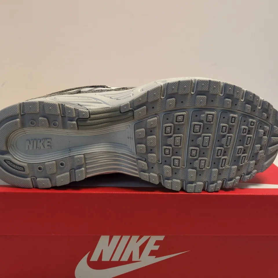 BOXED PAIR OF NIKE P-6000 SE TRAINERS – UK SIZE 6.5