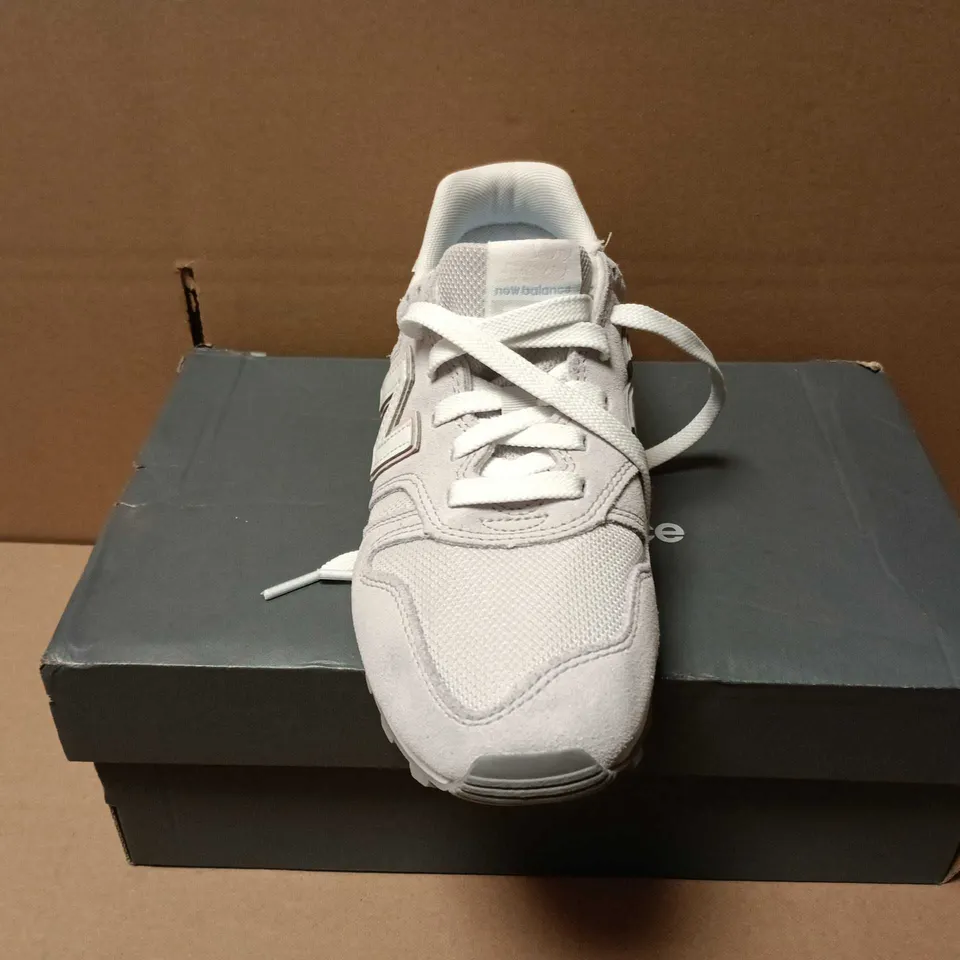 BOXED PAIR OF NEW BALANCE 373 TRAINERS IN PEARL GREY - SIZE 5