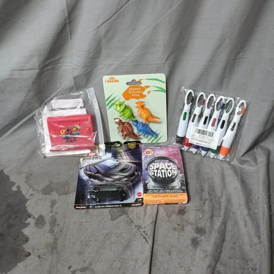 APPROXIMATELY 15 ASSORTED TOYS AND GAMES INCLUDING LABUBU KEY RINGS, DINOSAURS ERASERS, SPACE STATION PUZZLE AND HOT WHEELS RONIN RUN II