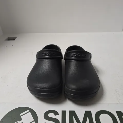 PAIR OF BISTRO WORK CLOG CROCS SIZE 6