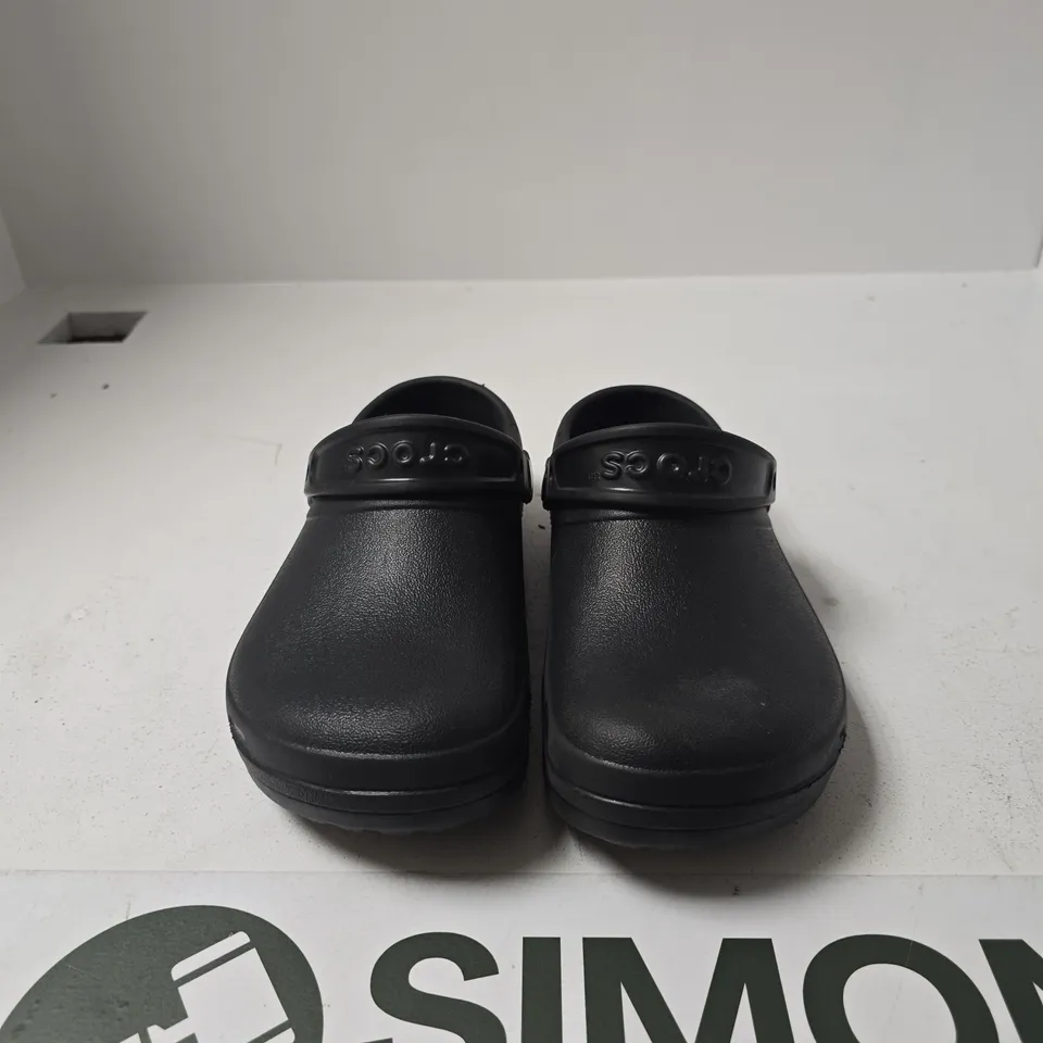 PAIR OF BISTRO WORK CLOG CROCS SIZE 6