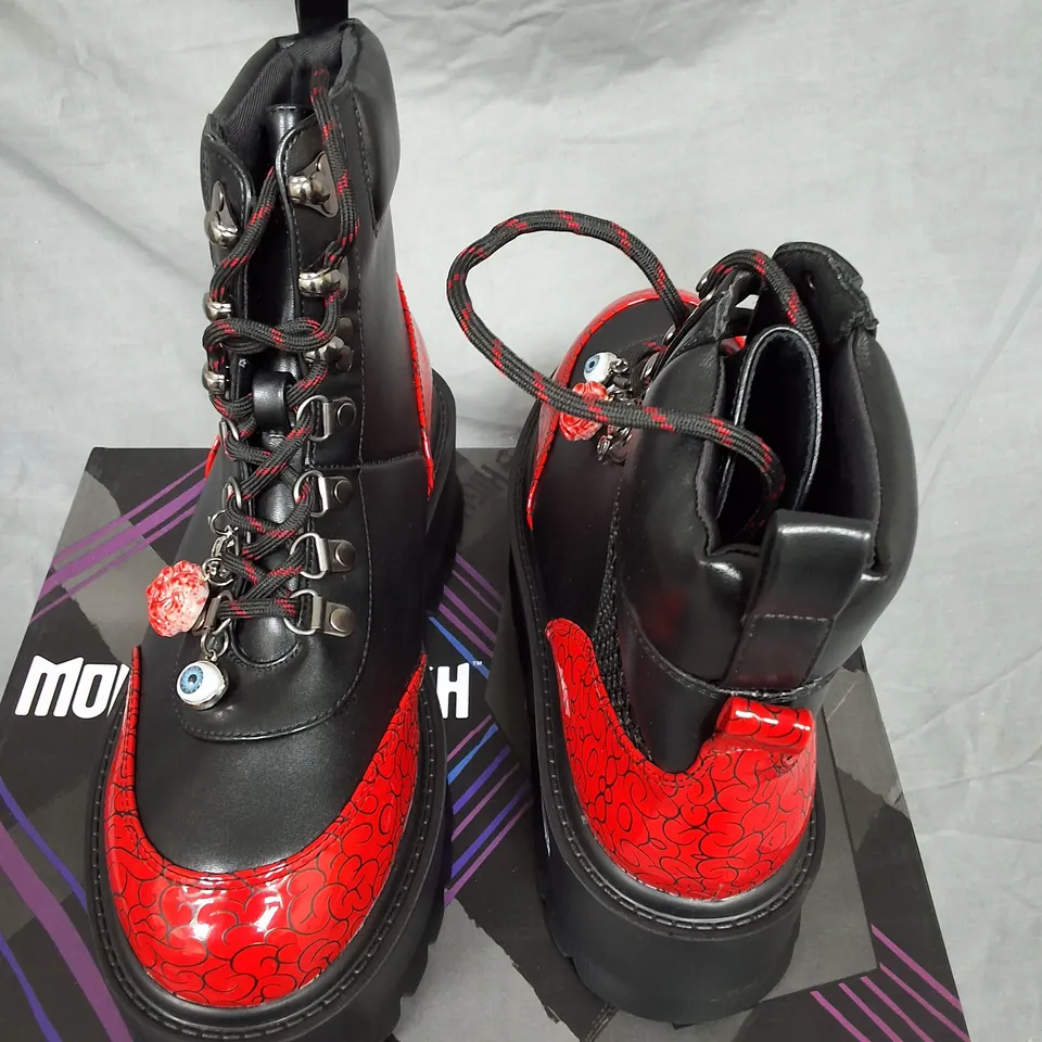BOXED KOI MONSTER HIGH GHOULIA YELPS GORE-GEOUS PLATFORM BOOTS IN BLACK -UK6