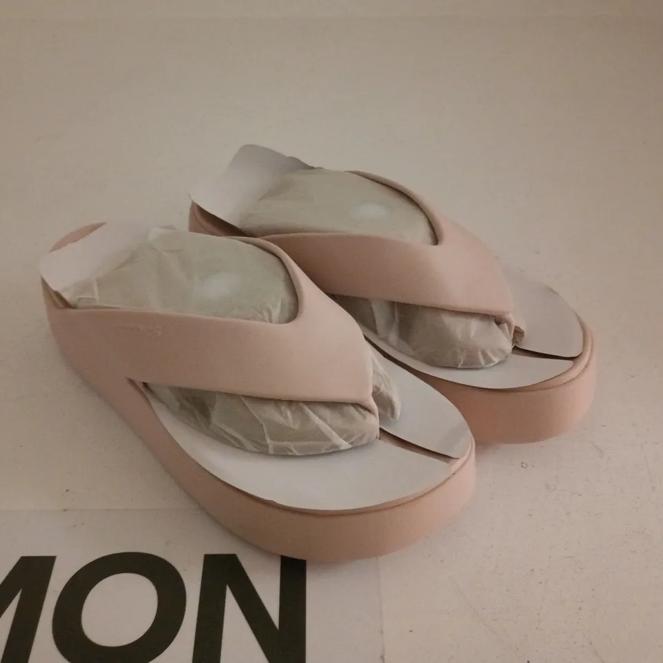 CROCS GETAWAY SANDALS UK 5 UNBOXED
