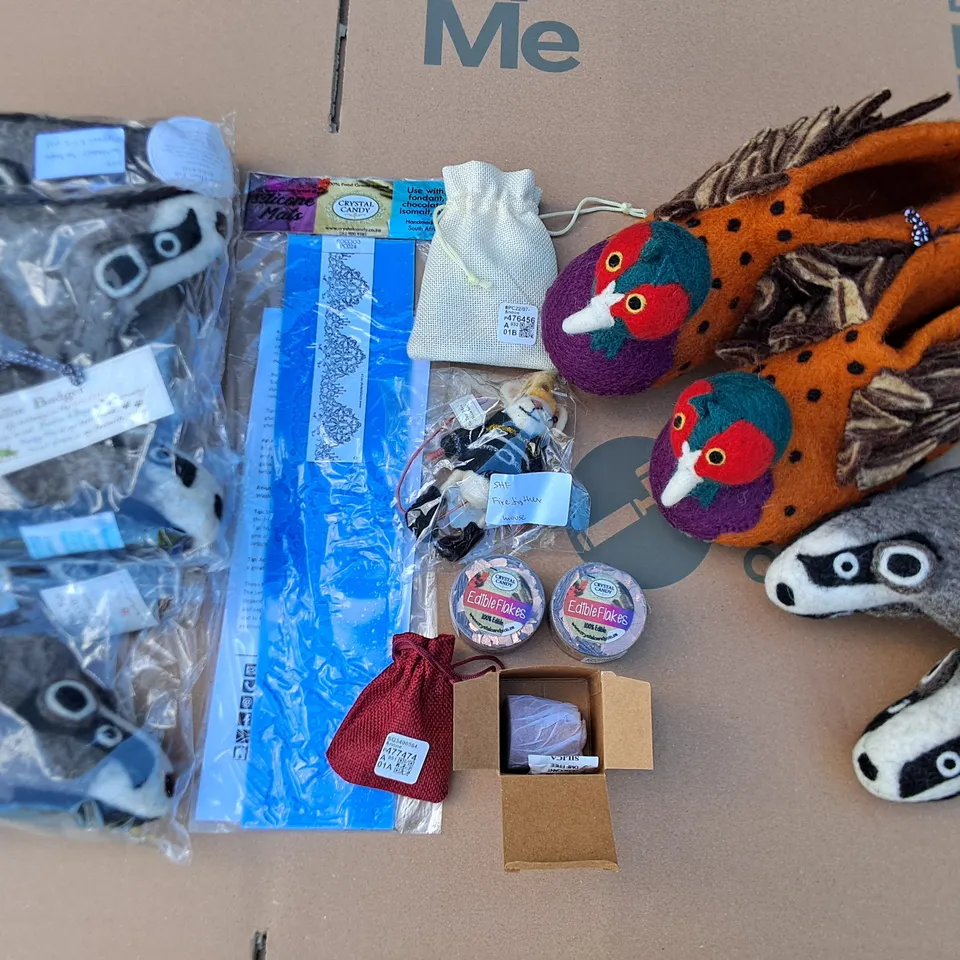 LOT OF APPROXIMATELY 20 ASSORTED ITEMS TO INCLUDE BADGER AND PHEASANT SLIPPERS,CHOCOLATE MOULD AND SERVING DISHES