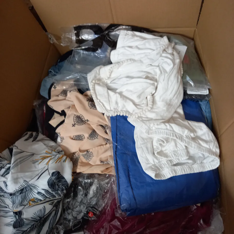 LARGE QUANTITY OF CLOTHING ITEMS TO INCLUDE DRESSES, SWEATERS, JEANS, T-SHIRTS, ETC