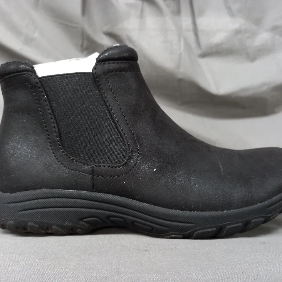 BOXED PAIR OF SKECHERS NEW YORK BOOTS IN BLACK SIZE 5