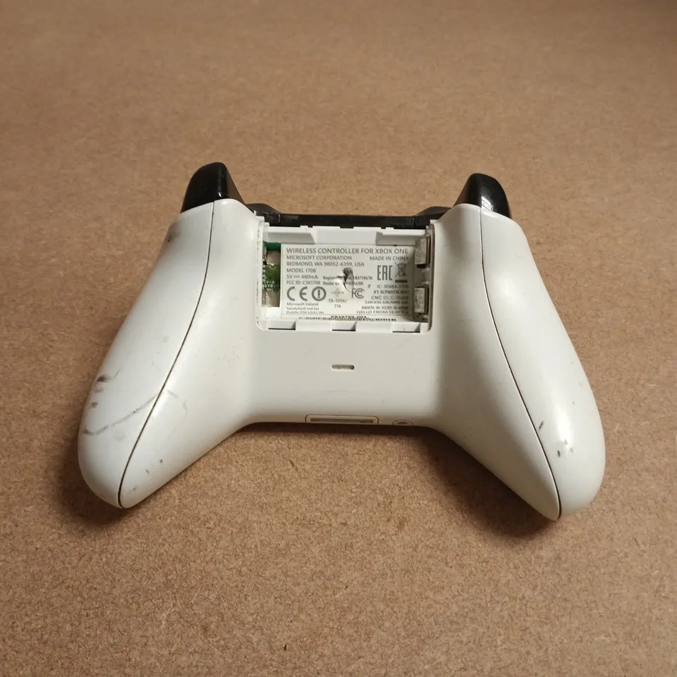 MICROSOFT XBOX ONE WIRELESS CONTROLLER IN WHITE MODEL 1708