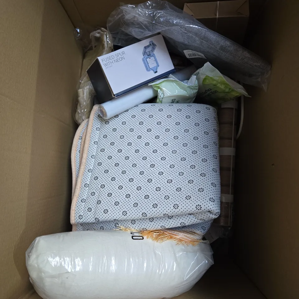 BOX OF APPROXIMATELY 15 ASSORTED HOUSEHOLD ITEMS TO INCLUDE - CRIMPIT WRAP SEALER - MEASURING CUPS - DUVET SET DOUBLE - ETC