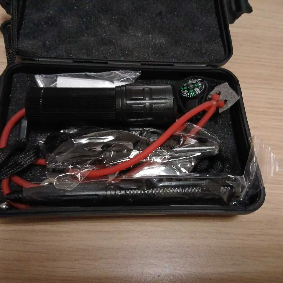 ASSORTED HUNTING ACCESSORIES TO INCLUDE; LED TORCH WITH CASE & ACCESSORIES AND CATAPULTS