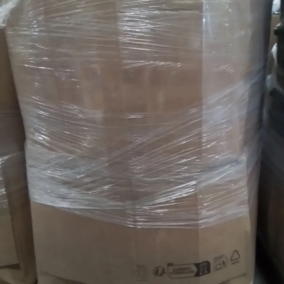 PALLET CONTAINING A LARGE QUANTITY OF PILLOWS