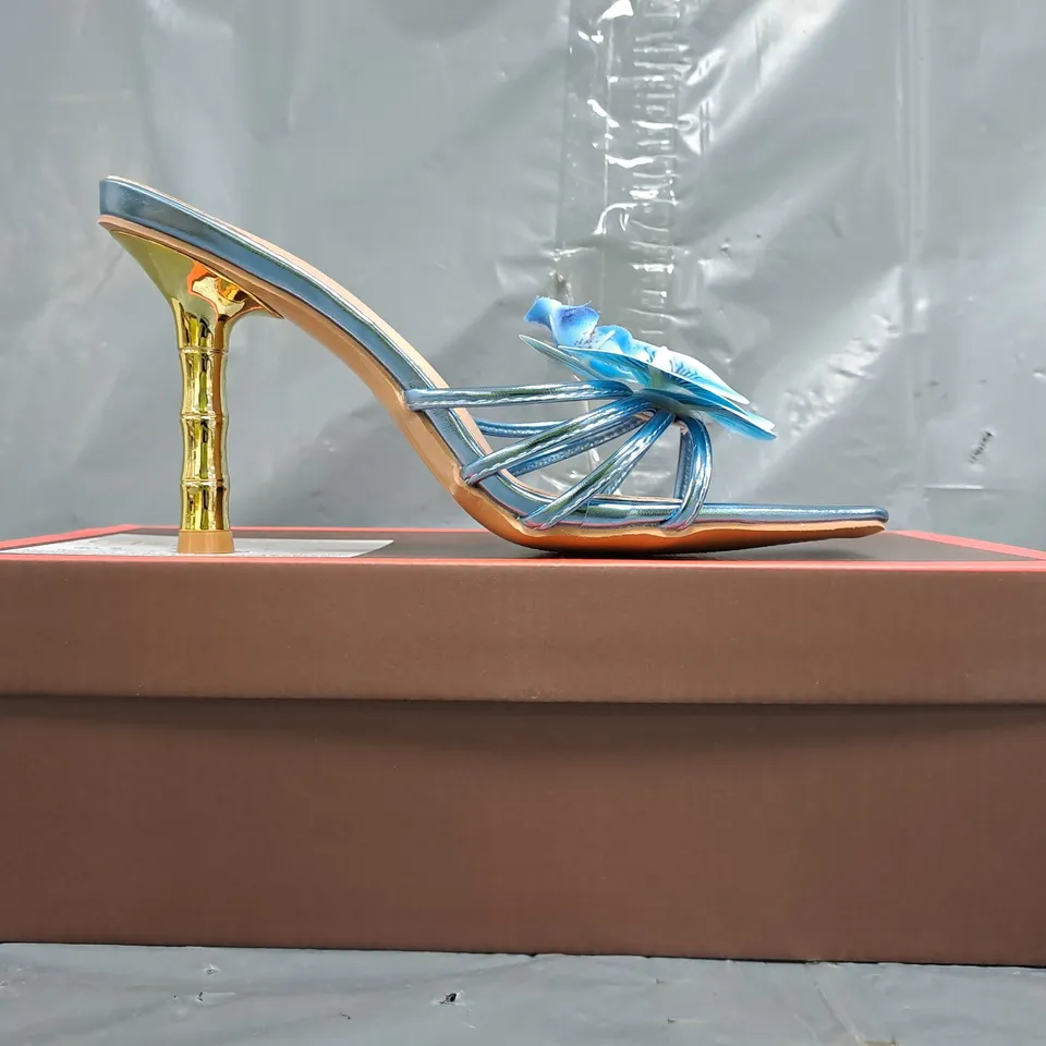 BOXED PAIR OF UNBRANDED OPEN TOE SANDALS IN BLUE W. GOLD EFFECT HEEL AND FLOWER DETAIL SIZE EU 39