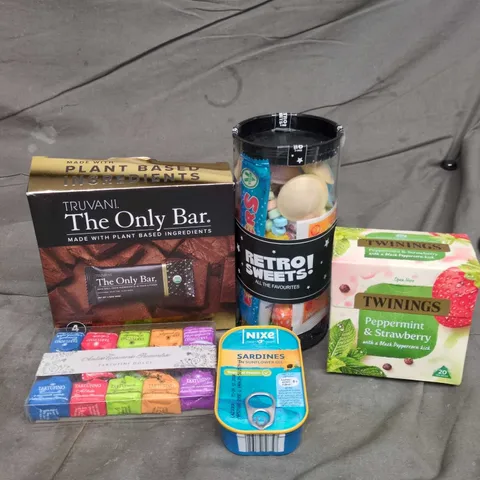 APPROXIMATELY 20 ASSORTED FOOD AND DRINK ITEMS TO INCLUDE TWININGS HERBAL TEABAGS, TINNED SARDINES AND RETRO SWEETS ETC