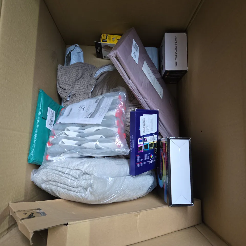 LARGE BOX OF APPROXIMATELY 15 ASSORTED HOUSEHOLD ITEMS TO INCLUDE - ANGEL TREE TOPPER - YARN - SILICONE AIR FRYER LINER - ETC