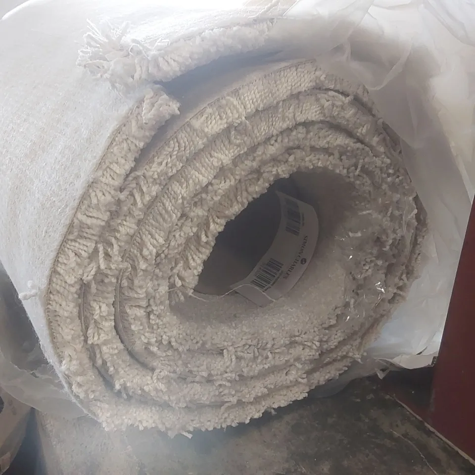 ROLL OF QUALITY ECLIPSE CLOUD DREAM CARPET - APPROXIMATELY 2.85 x 5m