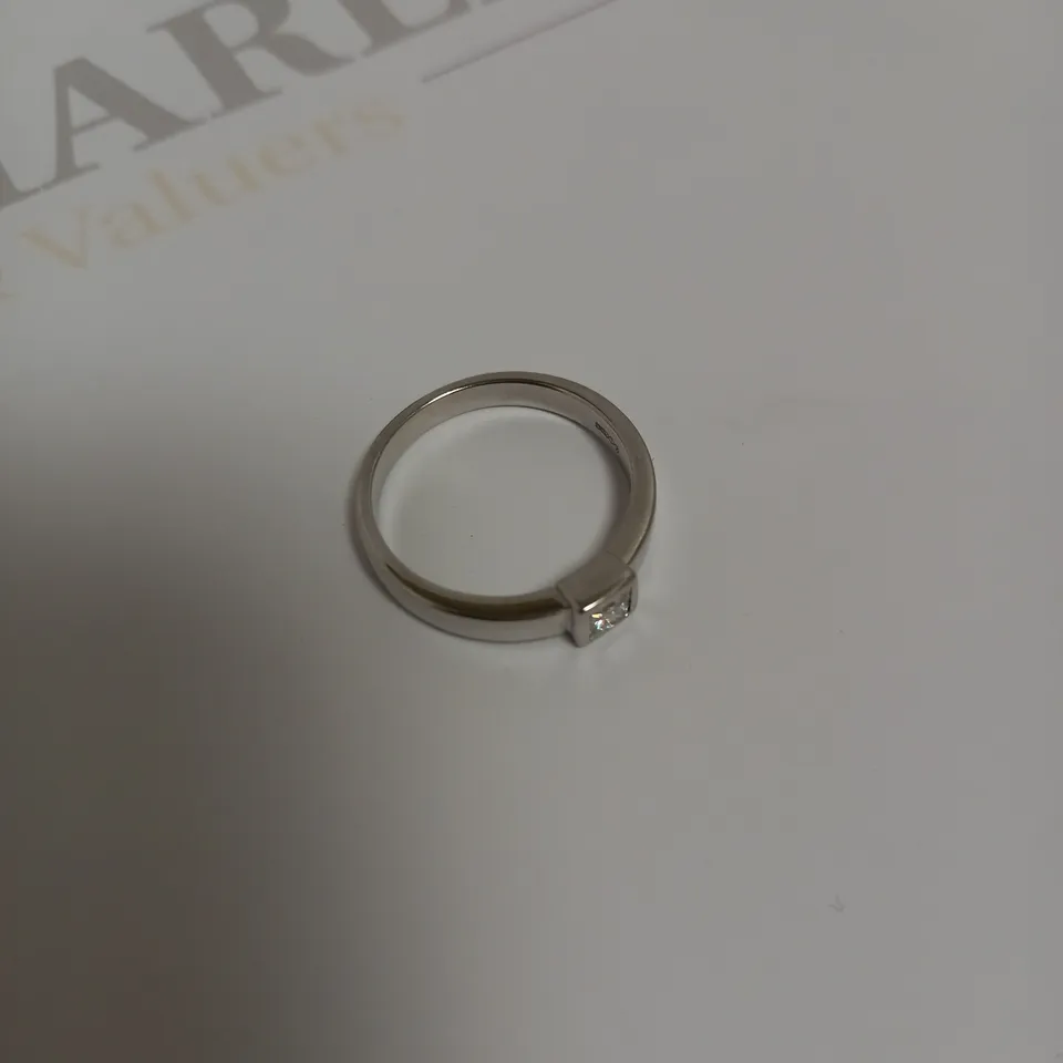 DESIGNER 18CT WHITE GOLD RING RUB-OVER SET WITH A PRINCESS CUT DIAMOND