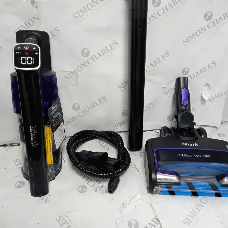 BOXED SHARK CORDLESS STICK VACUUM IZ390UKTQ