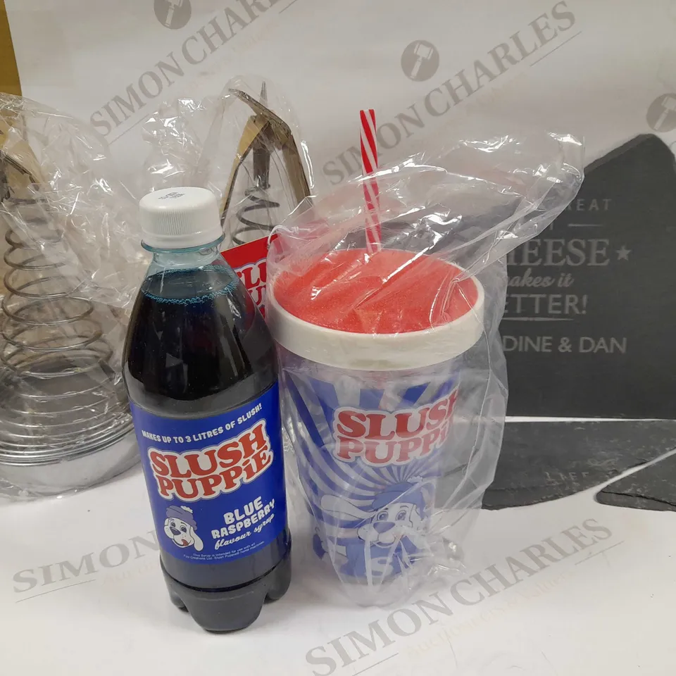 LOT OF 5 ASSORTED HOUSEHOLD ITEMS TO INCLUDE SLUSH PUPPY SET, PERSONALISED CHEESEBOARD, THE EVERYTHING ADVENT CALENDAR, ETC