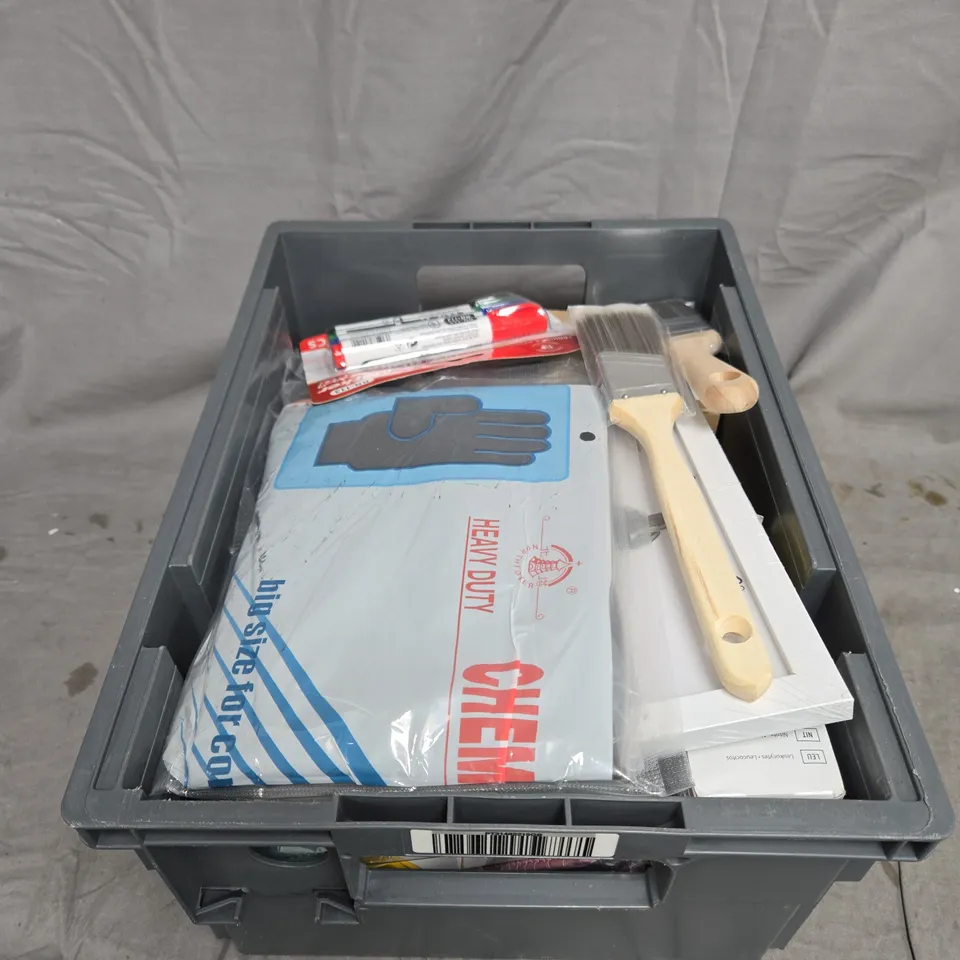 APPROXIMATELY 15 ASSORTED HOUSEHOLD ITEMS TO INCLUDE WHITE BOARD MARKERS, PAINT BRUSHES, FRAME ETC