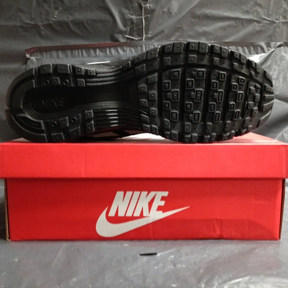 BOXED PAIR OF NIKE P-6000 TRAINERS IN SHADOW GREY/BLACK SIZE UK 10