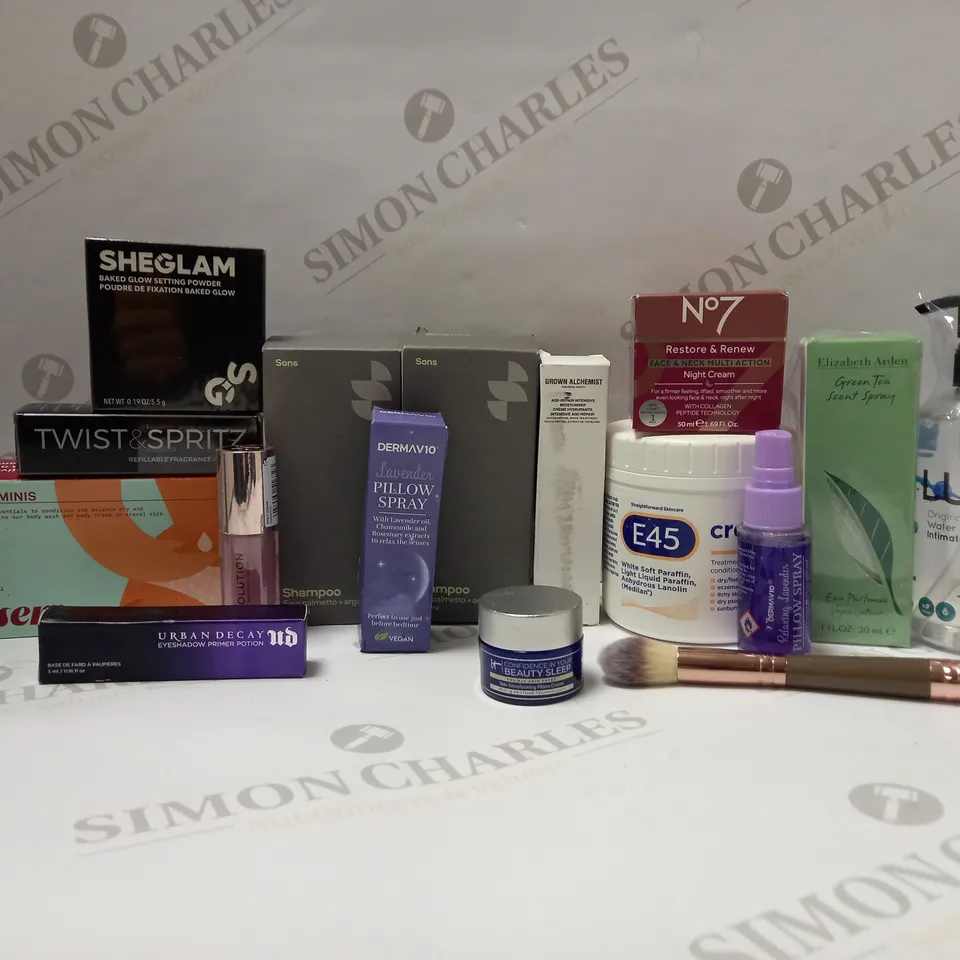 LOT OF APPROX 12 ASSORTED BEAUTY PRODUCTS TO INCLUDE DERMAV10 PILLOW SPRAY, URBAN DECAY EYESHADOW PRIMER, ELIZABETH ARDEN GREEN TEA SCENT SPRAY, ETC 