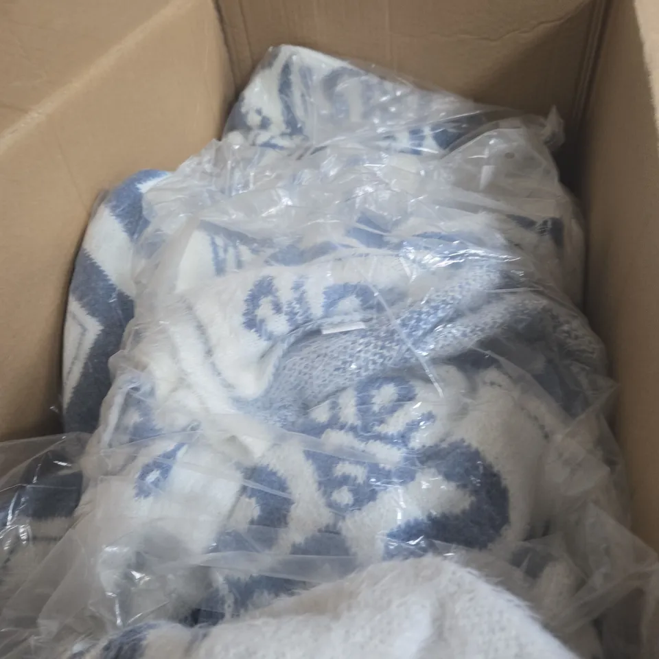 BOX CONTAINING APPROXIMATELY 9 ITEMS INCLUDING ASSORTED THROWS AND TAMSY HOODIES 