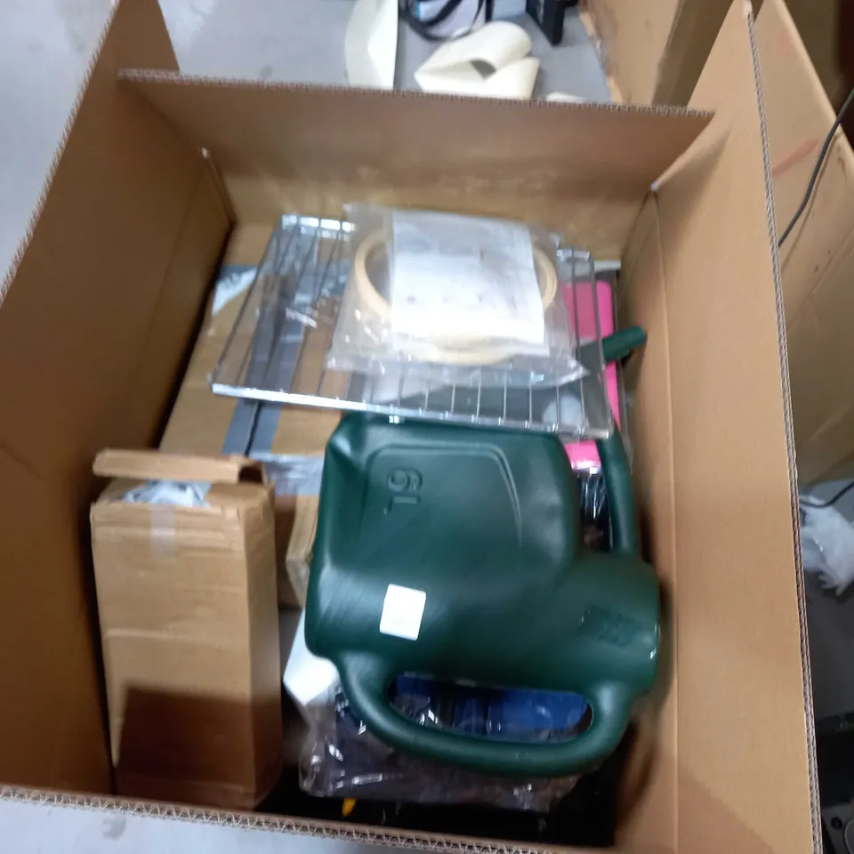 BOX OF APPROXIMATELY 35 ASSORTED ITEMS TO INCLUDE A SHOWER CURTAIN, A LINEN CLOSET SINGLE BEDSPREAD, A BOXED FLOATING SHELF AND A 6L WATERING CAN