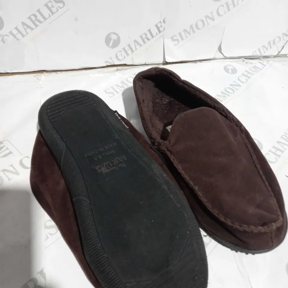 PAIR OF MUK LUKS MOCCASIN SLIPPERS IN BROWN SIZE SMALL