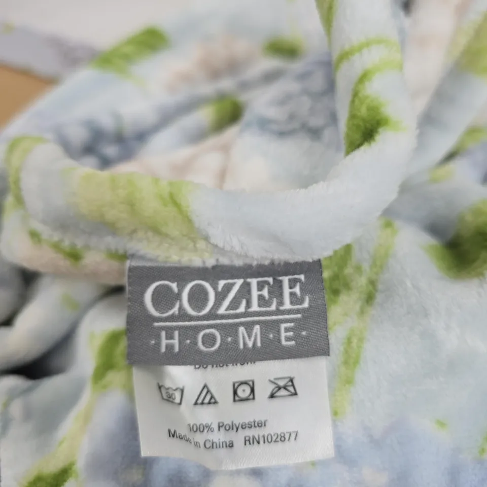 COZEE HOME THROW BLANKET – HYDRANGEA FLORAL ON LIGHT BLUE, 100% POLYESTER (BOXED)