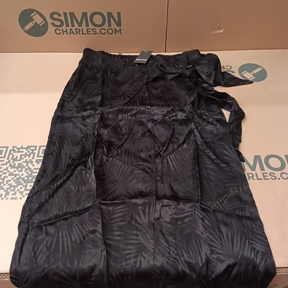 BOXED BRAND NEW APPROXIMATELY 20 JD WILLIAMS JACQUARD WRAP SKIRTS, BLACK MULTI, SIZE 14 (1 BOX)