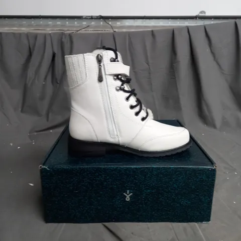 EMU AUSTRALIA WALDRON LEATHER - COCONUT SIZE 5 - BOXED